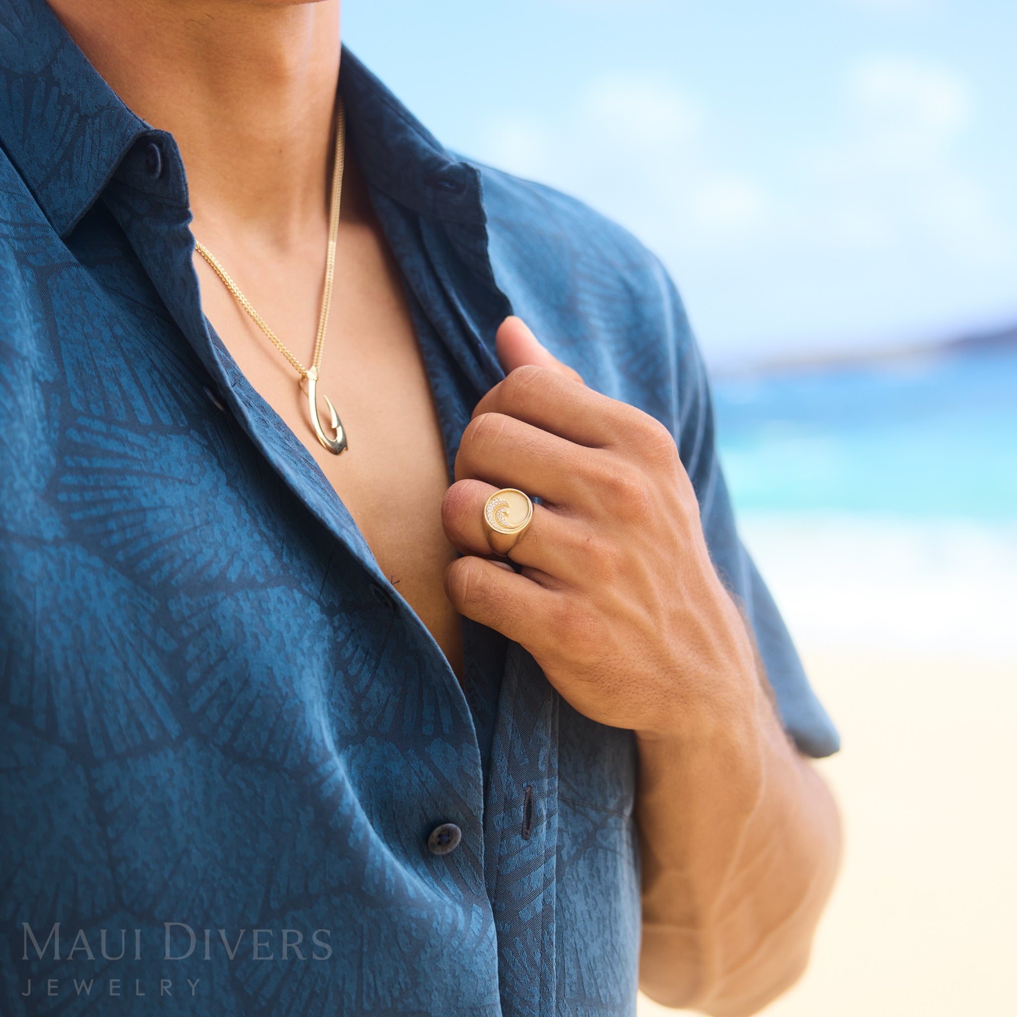 Nalu (Wave) Signet Ring in Gold with Diamonds