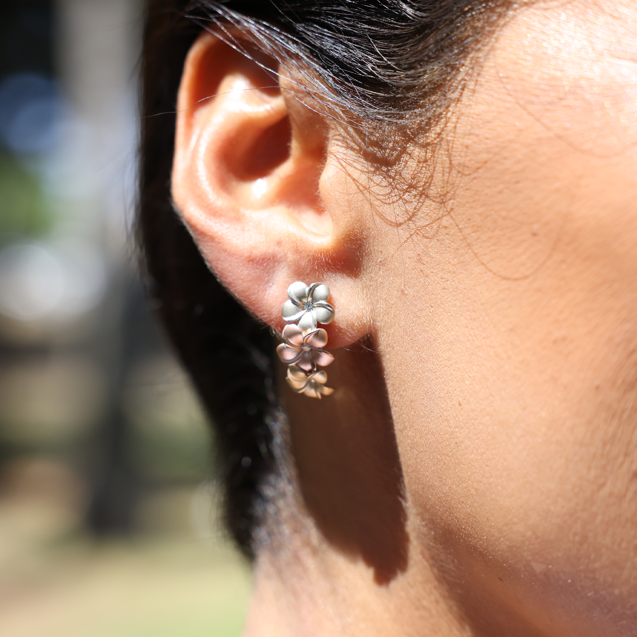 Boucles d'oreilles plumeria en or de couleurs avec des diamants