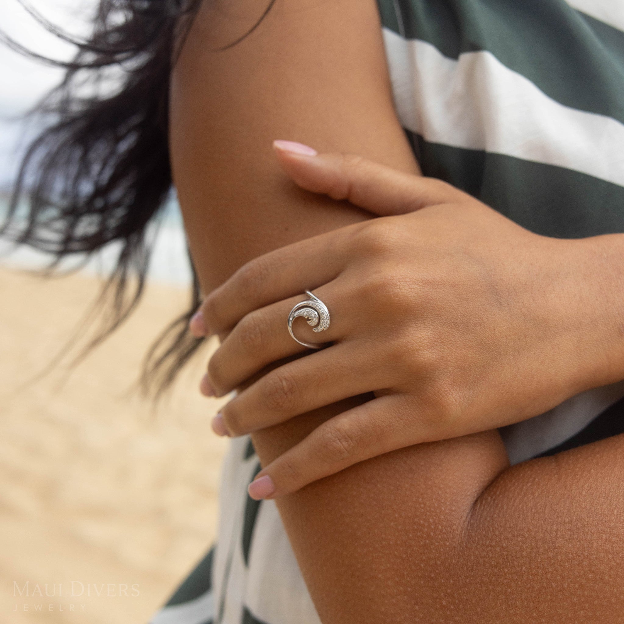 Nalu (Wave) Ring in White Gold with Diamonds