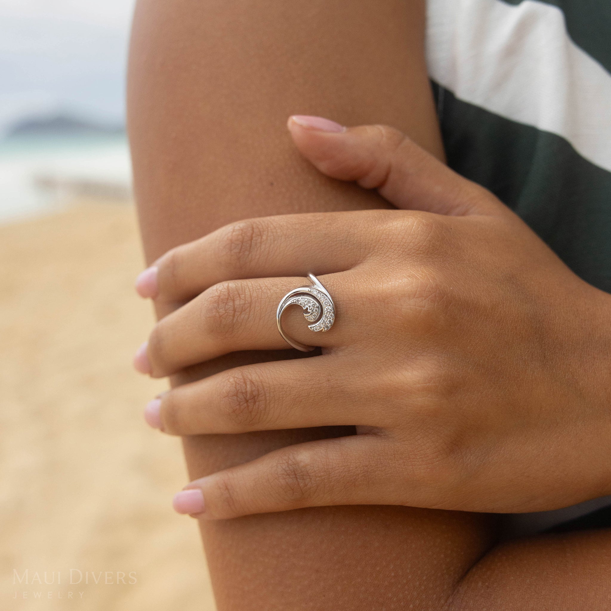 Nalu (Wave) Ring in White Gold with Diamonds