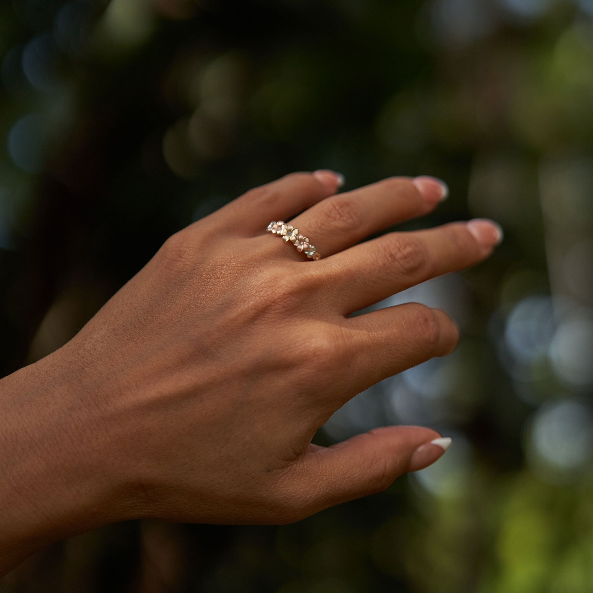 Plumeria-Ring aus dreifarbigem Gold mit Diamanten – 6 mm