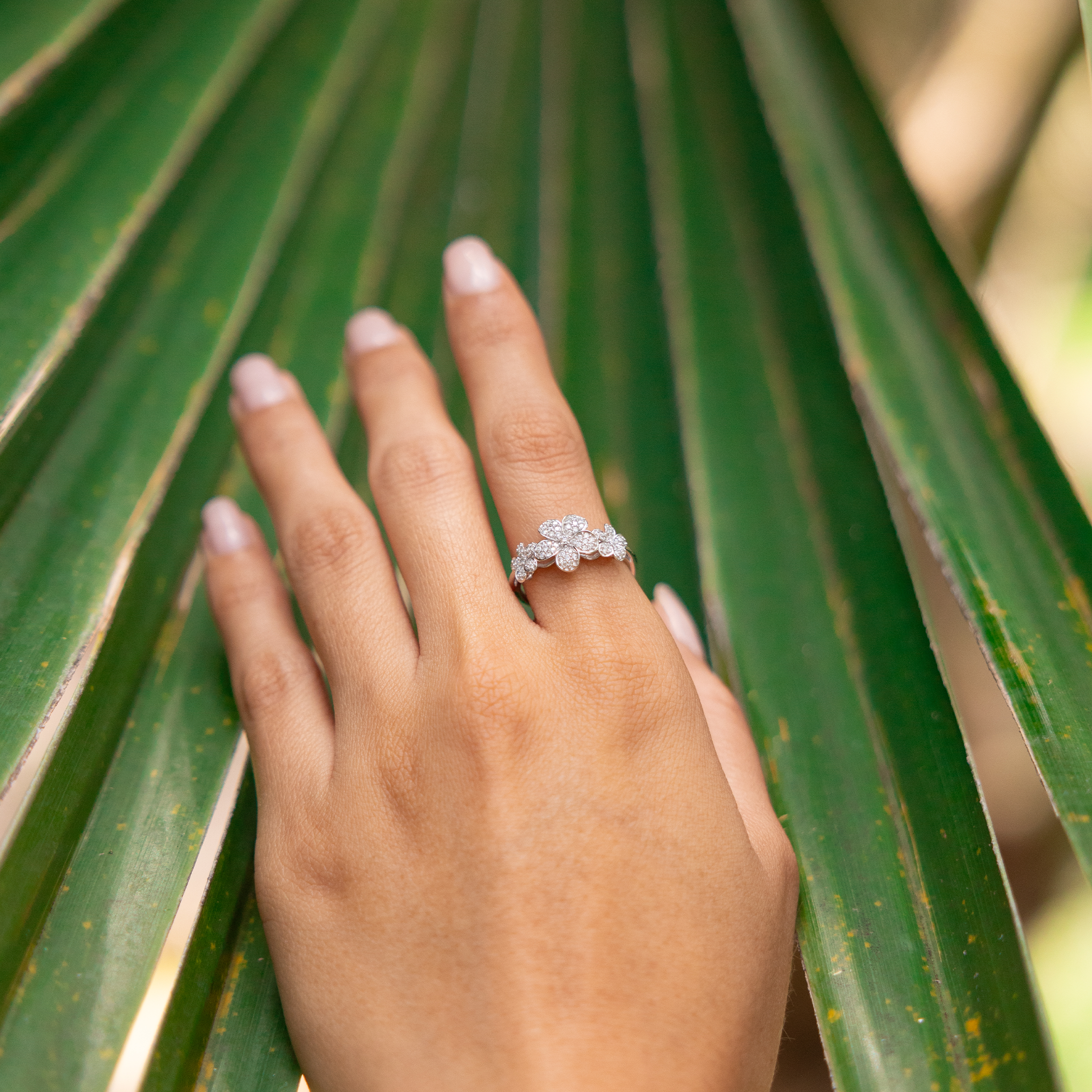 Plumeria-Ring aus Weißgold mit Diamanten – 10 mm