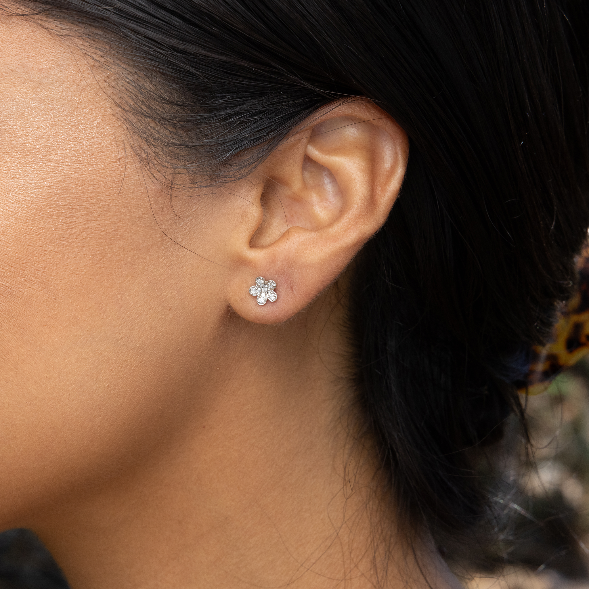 Boucles d'oreilles plumeria en or blanc avec diamants - 7 mm