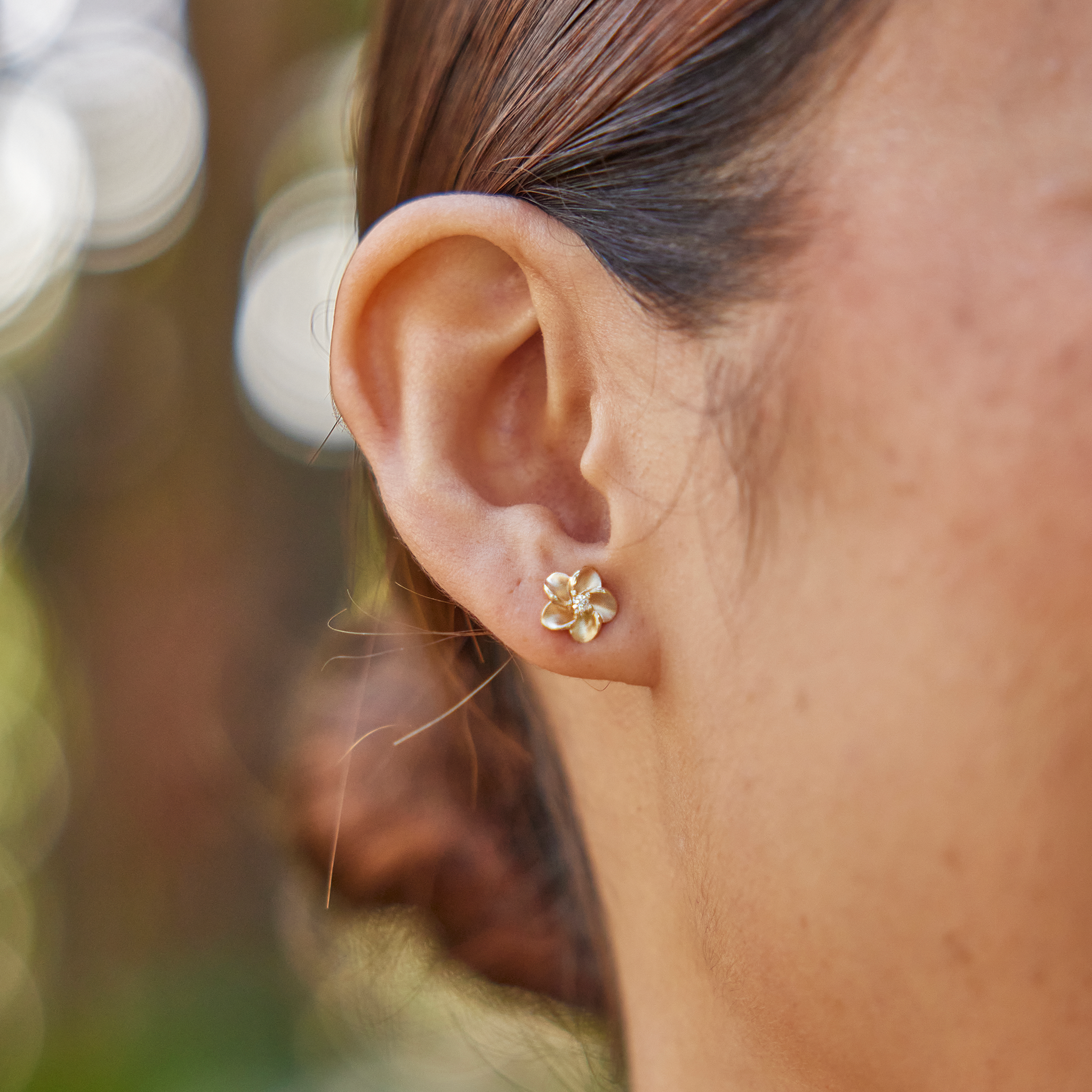 Boucles d'oreilles plumeria en or avec diamants - 8 mm