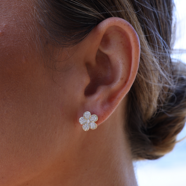 Plumeria-Ohrringe in Gold mit Diamanten – 11 mm