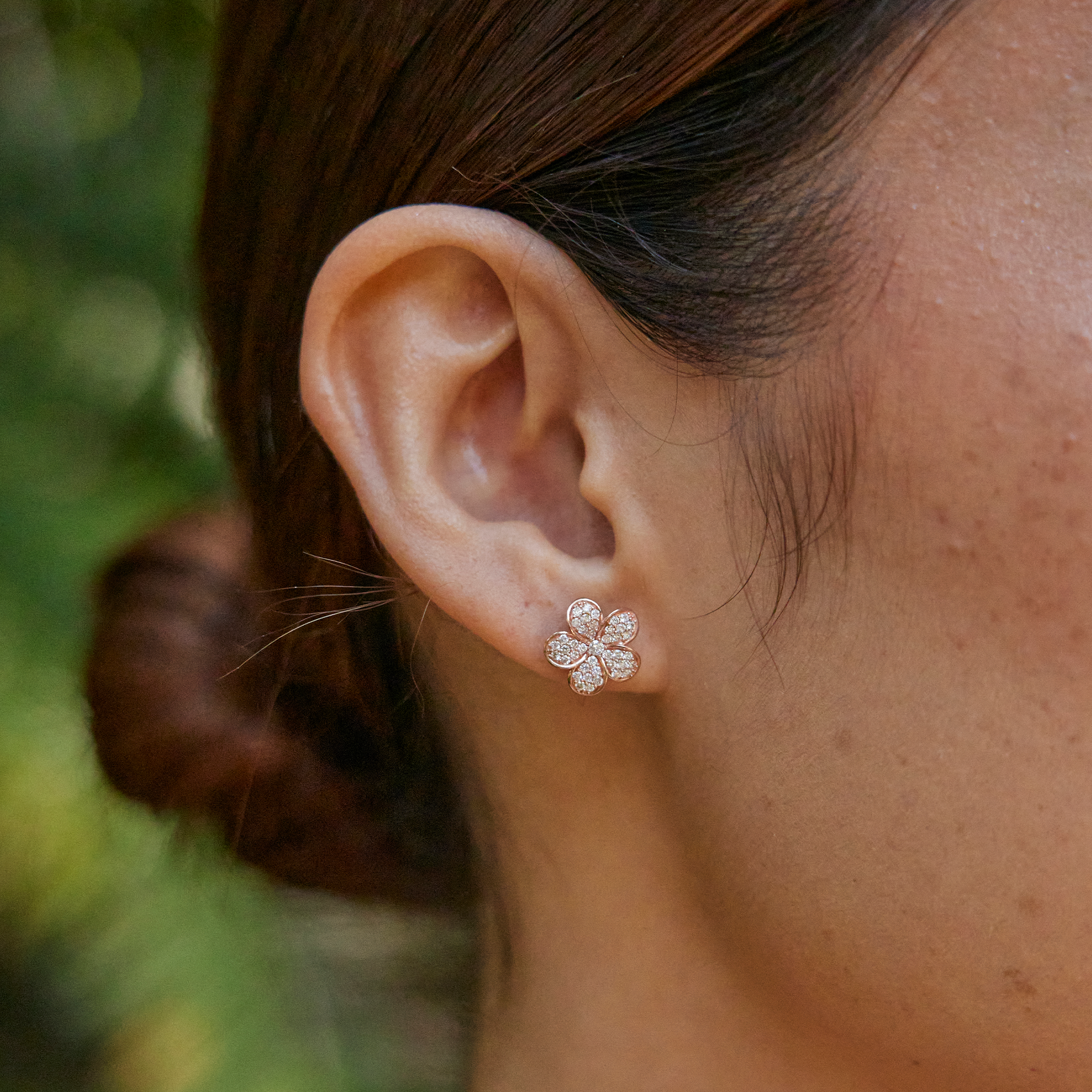 Boucles d'oreilles plumeria en or rose avec diamants - 11 mm