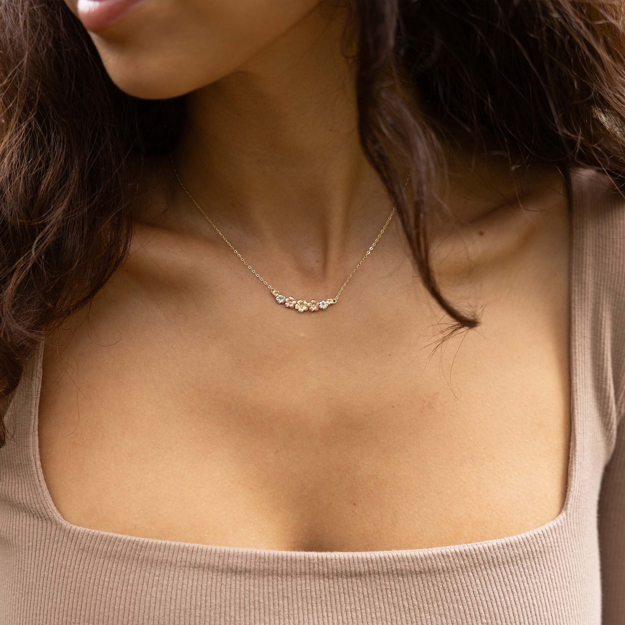 16-18" verstellbare Plumeria-Halskette in dreifarbigem Gold mit Diamanten – 25 mm