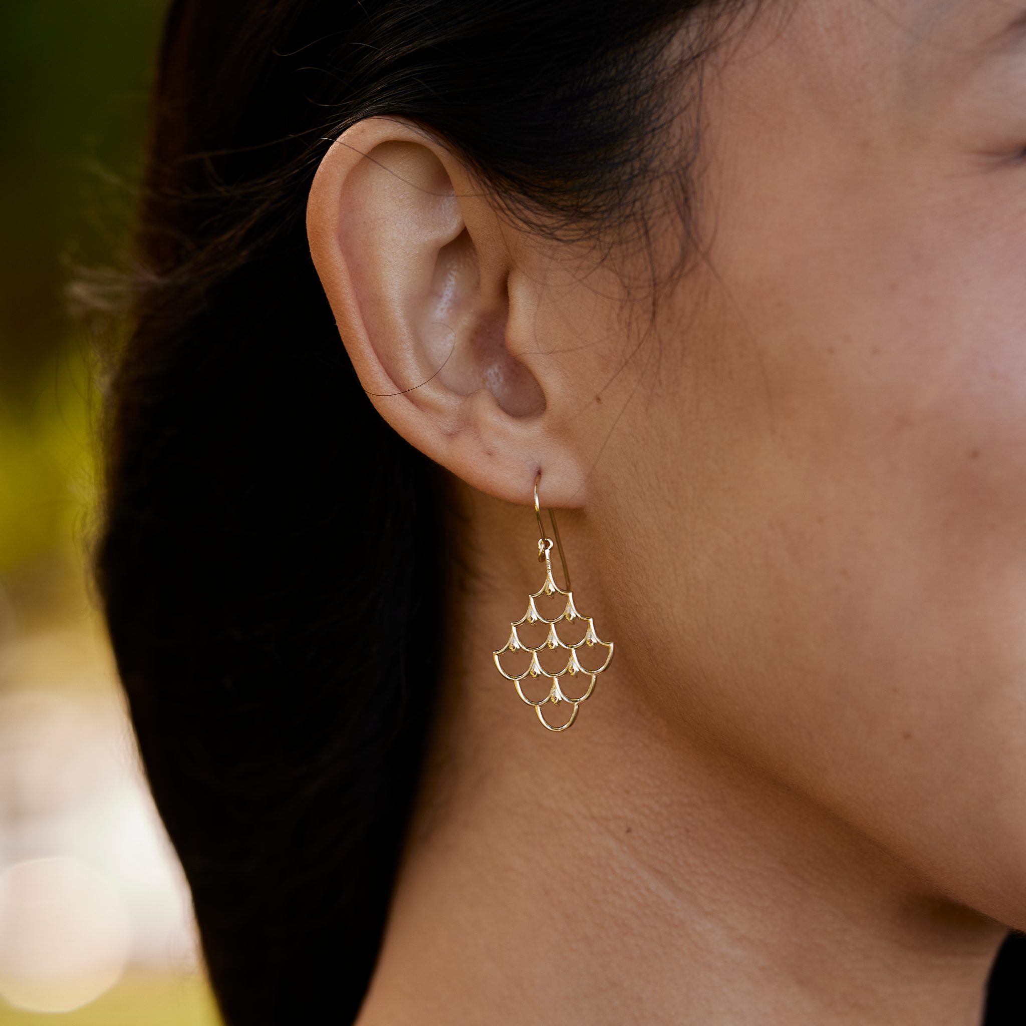 Meerjungfrau-Schuppen-Ohrringe in Gold mit Diamanten – 25 mm