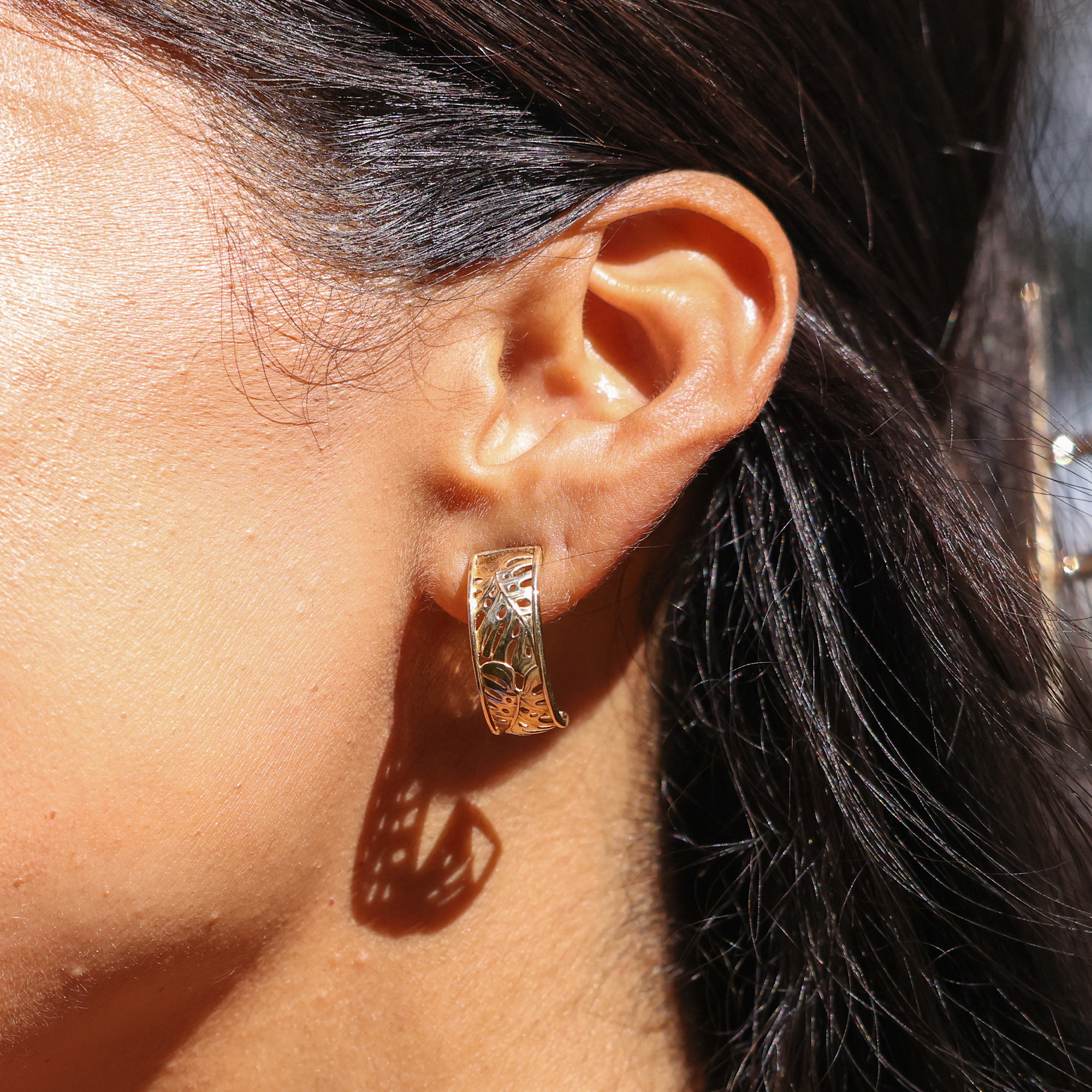 Boucles d'oreilles de cerceau Monstera en or - 20 mm