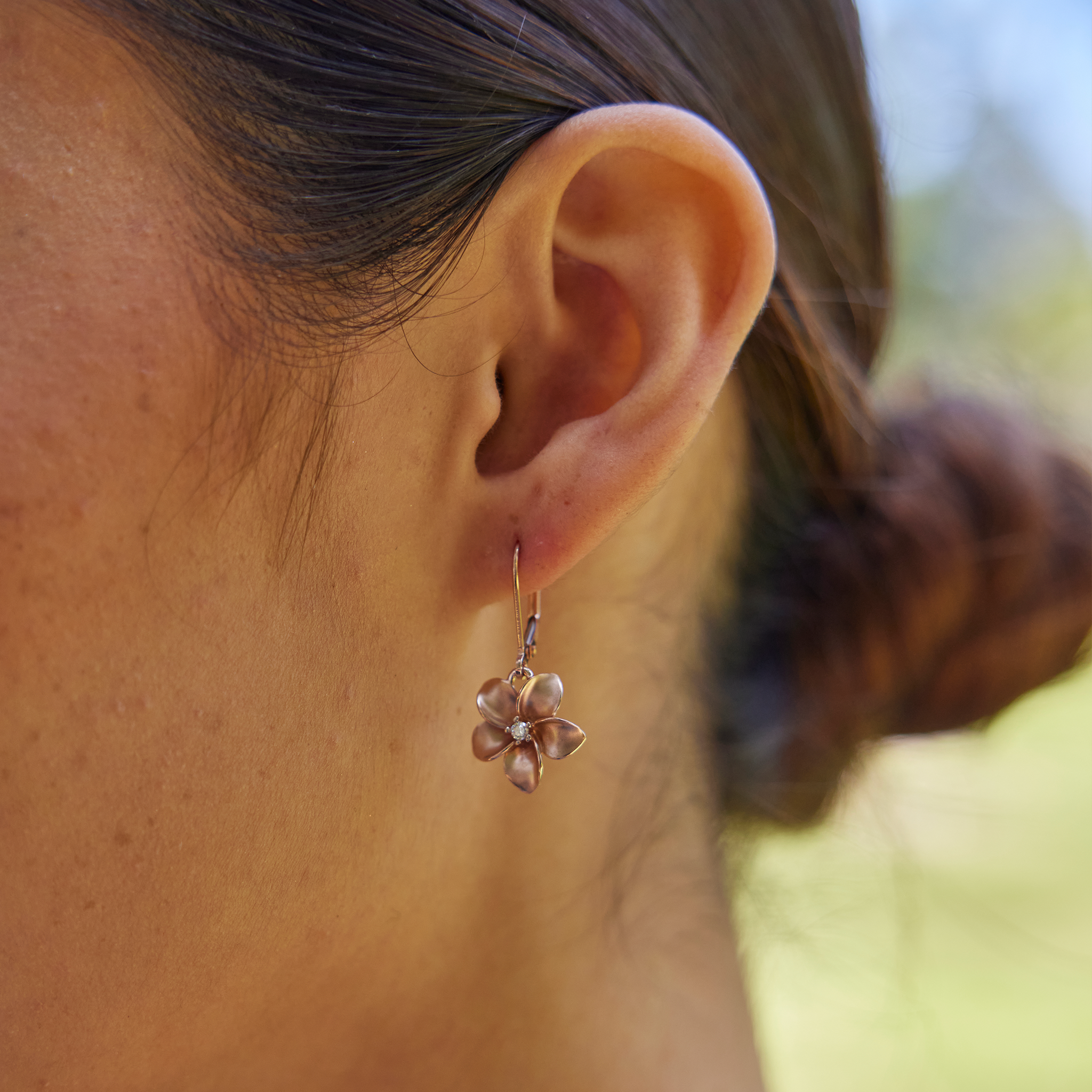 Boucles d'oreilles plumeria en or rose avec diamants - 13 mm