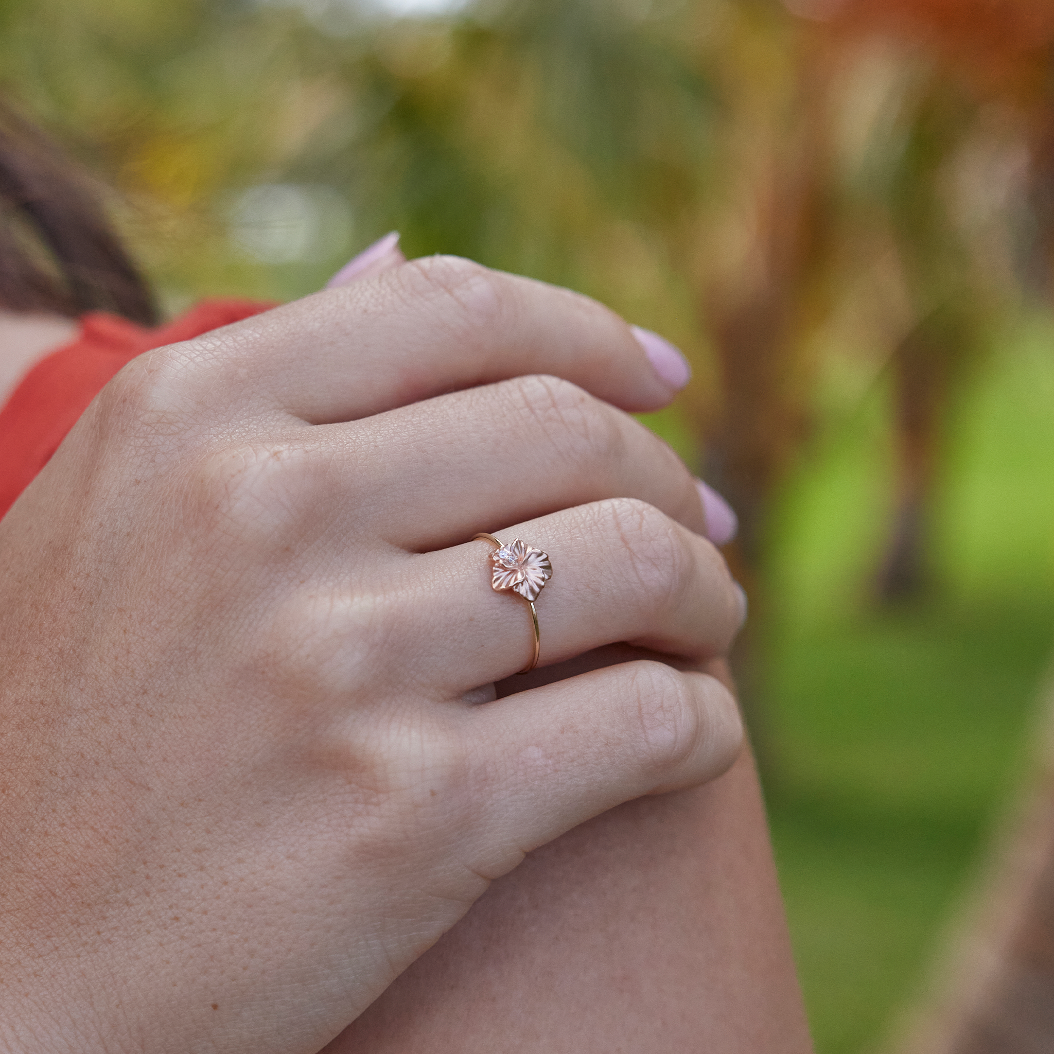 Hawaiian Gardens Hibiscus Ring aus zweifarbigem Gold mit Diamanten – 8 mm