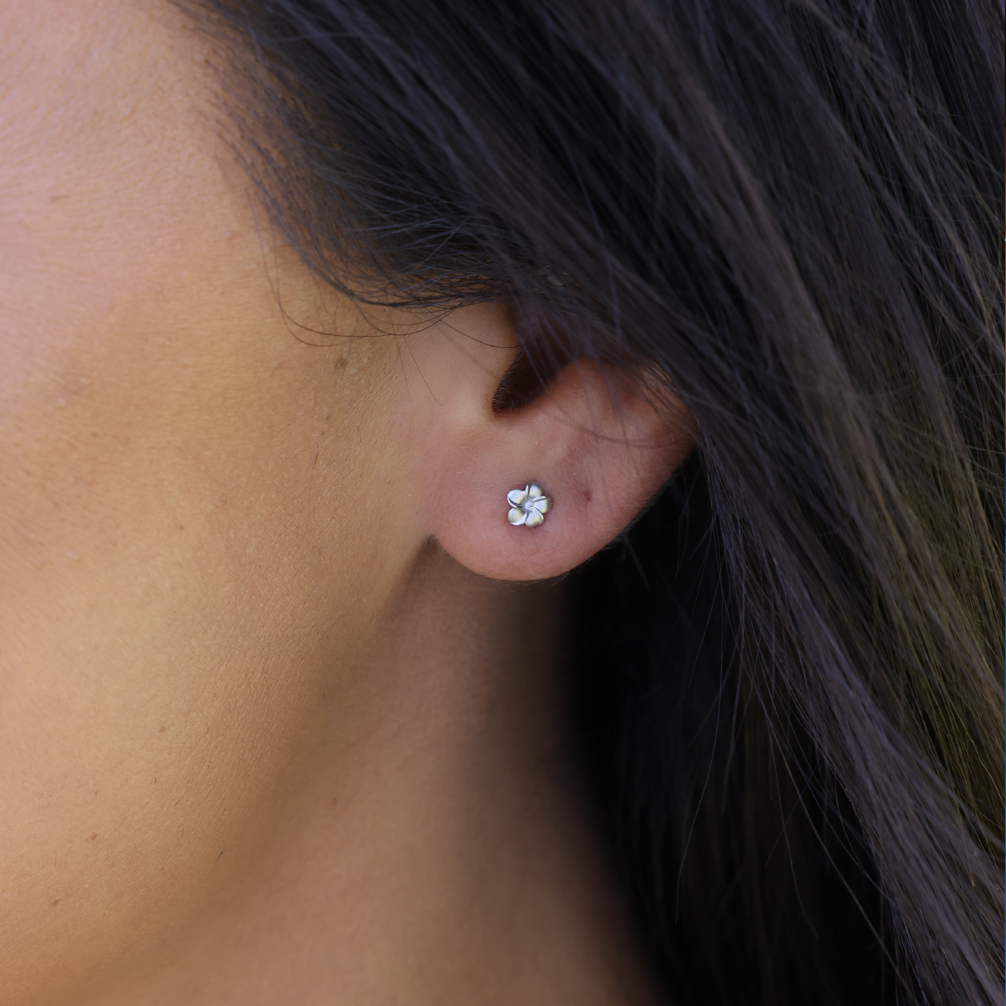 Plumeria-Ohrringe aus Weißgold mit Diamanten – 5 mm