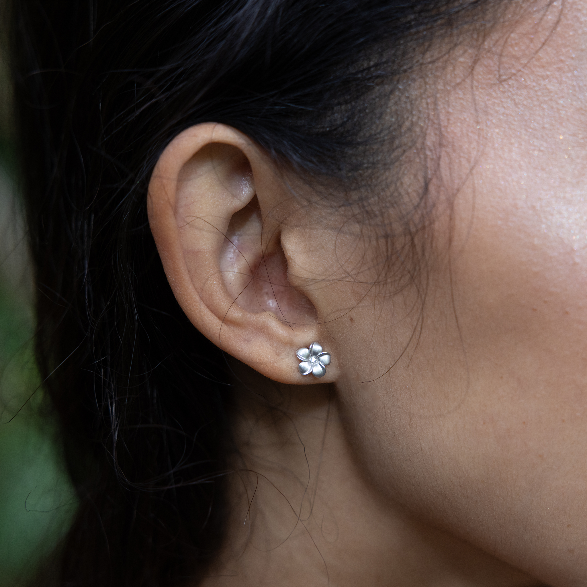 Boucles d'oreilles plumeria en or blanc avec diamants - 8 mm