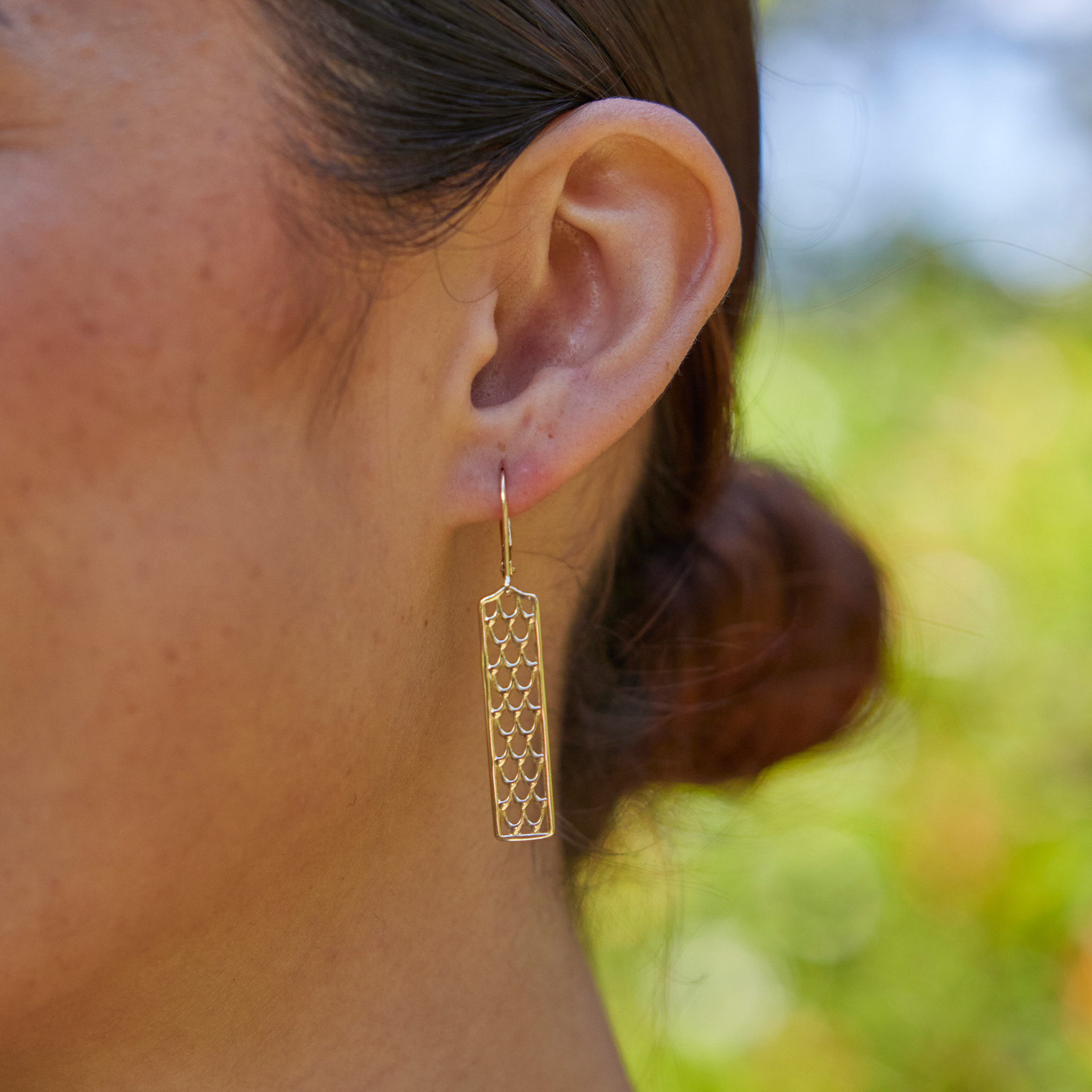 Kamohoaliʻi ʻIwa Bird Feather Earrings in Gold - 32mm