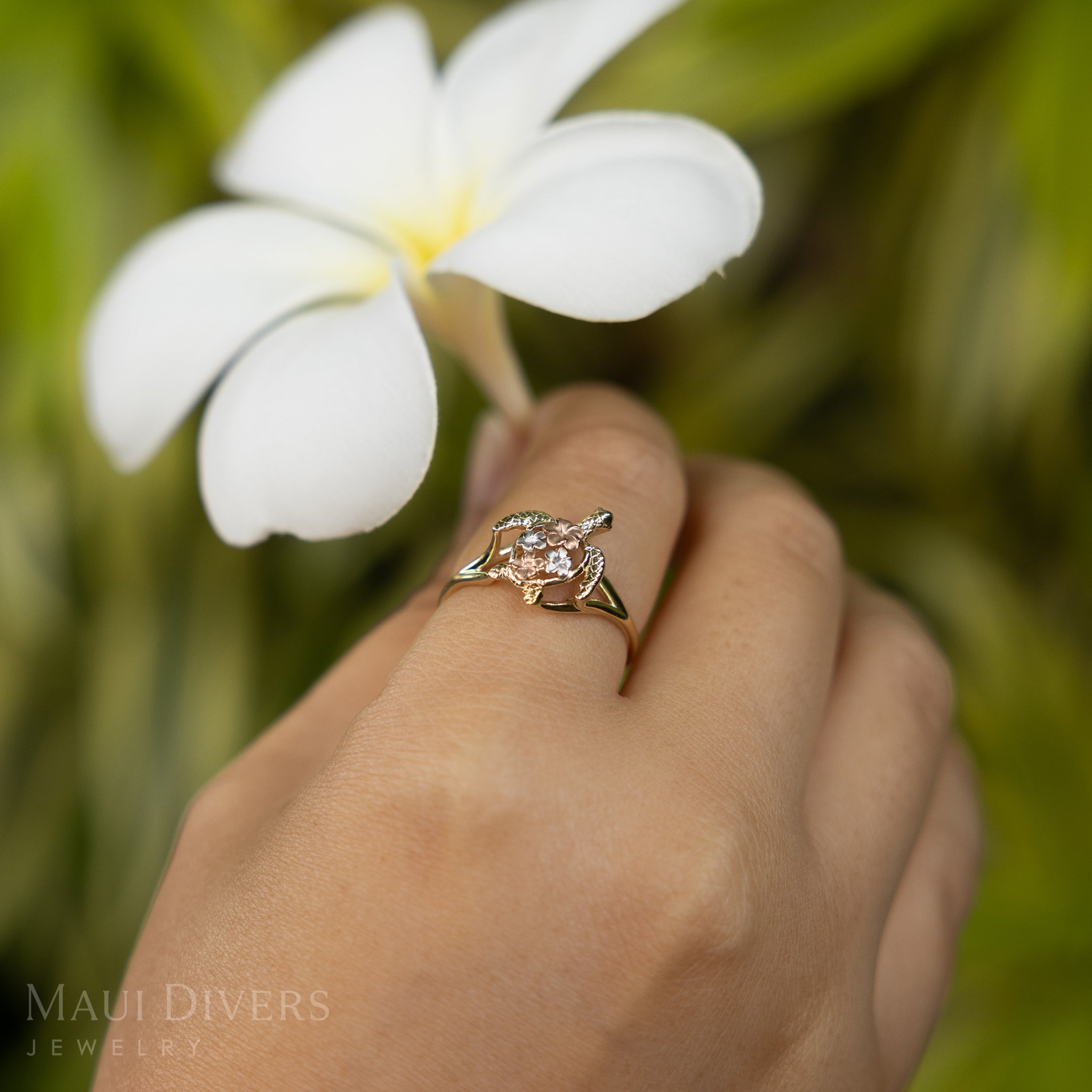 MAUI DIVERS jewelry リング Plumeria Honu (Sea Turtle) Pendant in Tri Color Gold