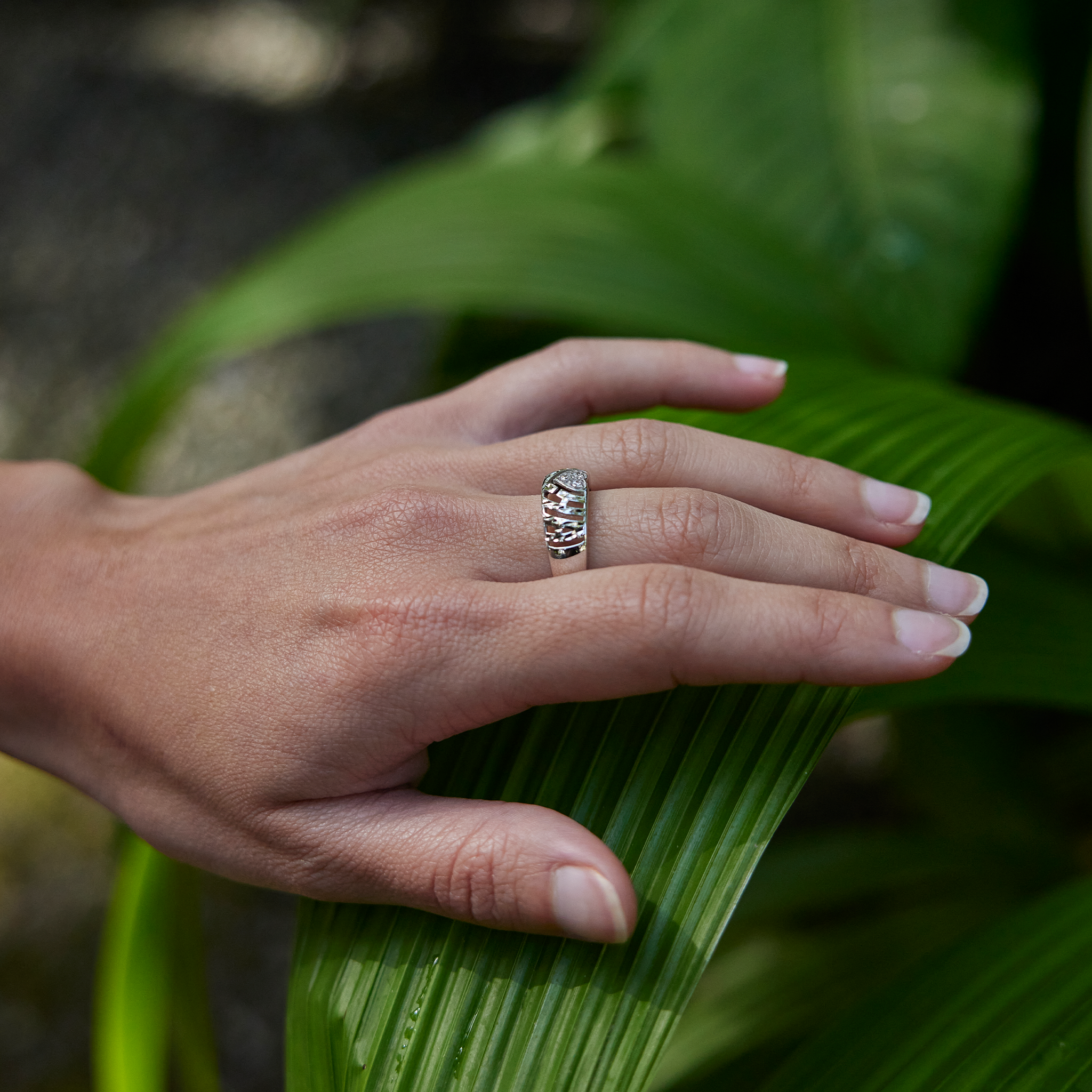 Anneau de coeur Aloha en or blanc avec des diamants - 8 mm