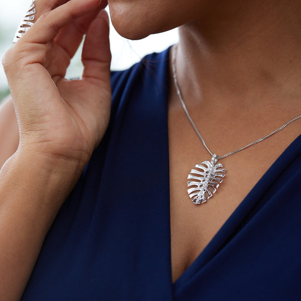 A woman wearing a 1.5mm Gourmette chain in White Gold with a Monstera Pendant - Maui Divers Jewelry