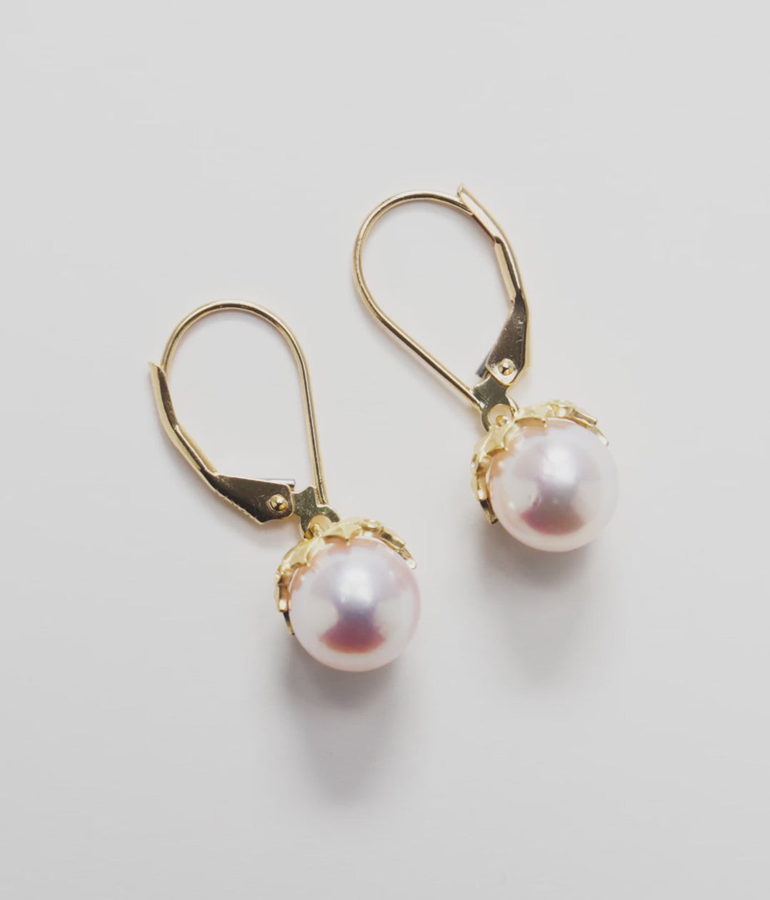 Video showcasing the Hawaiian Quilted Star Akoya White Pearl Earrings in Gold