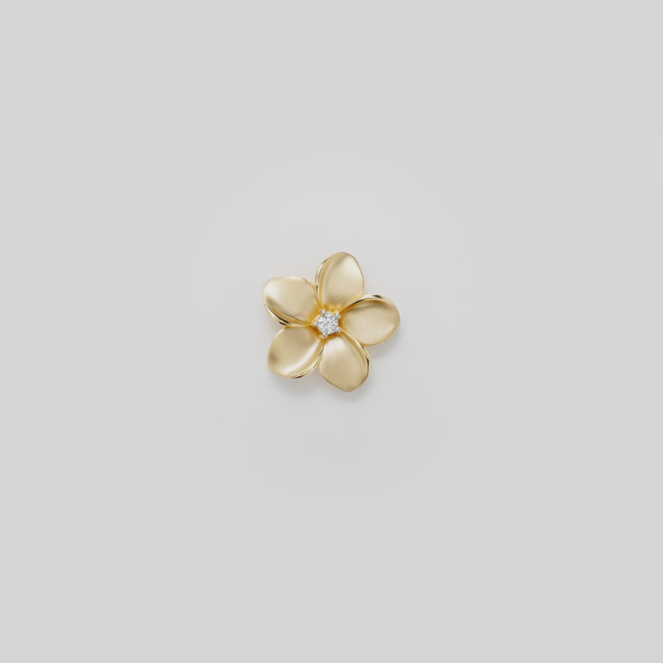 Video showcasing the 20mm Plumeria Pendant in 14k Yellow Gold with Diamond on a turn table