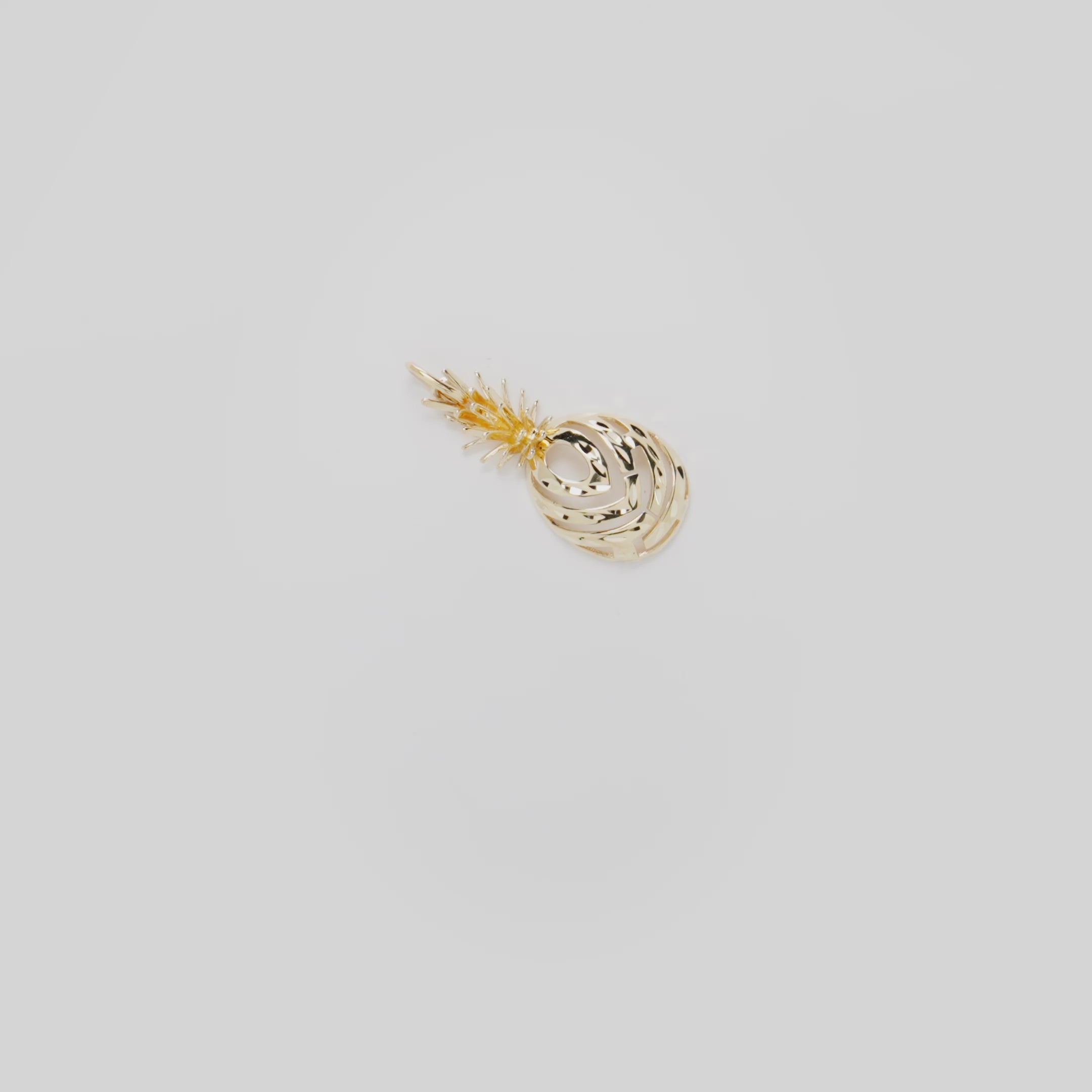 Video showcasing the 24mm Aloha Pineapple Pendant in 14k Yellow Gold on a turn table