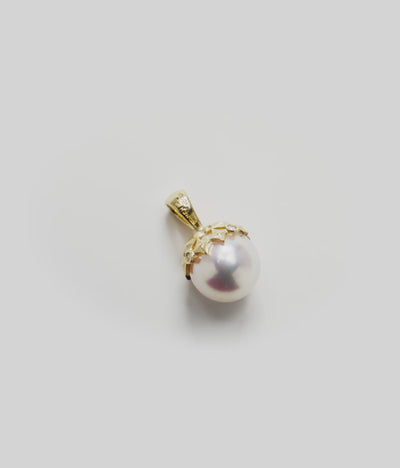 Video showcasing the Hawaiian Quilted Star Akoya White Pearl Pendant in Gold
