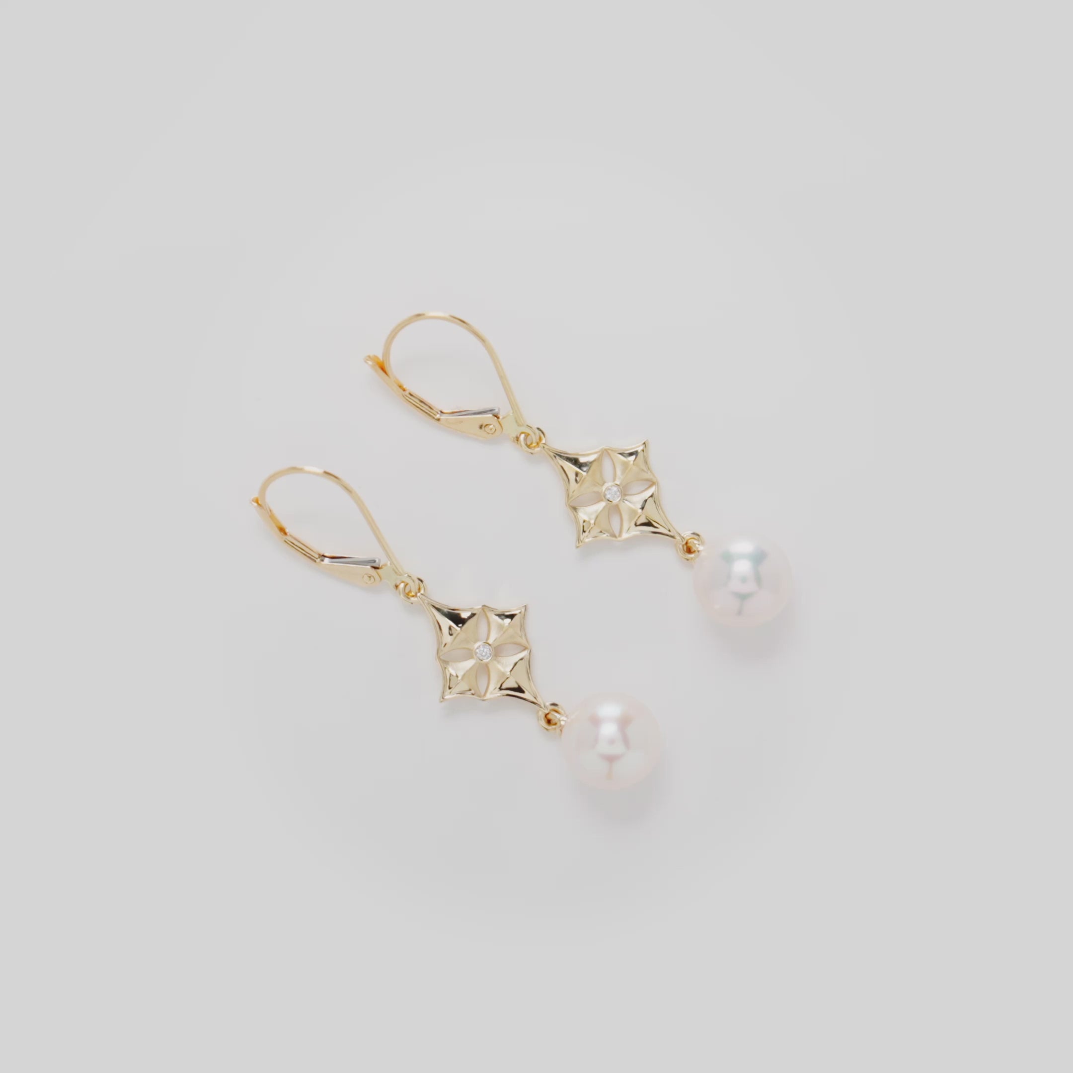 Video showcasing the Hawaiian Quilted Star Akoya White Pearl Earrings in 14k Yellow Gold on a turn table
