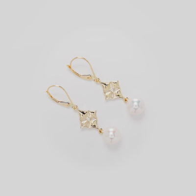 Video showcasing the Hawaiian Quilted Star Akoya White Pearl Earrings in 14k Yellow Gold on a turn table