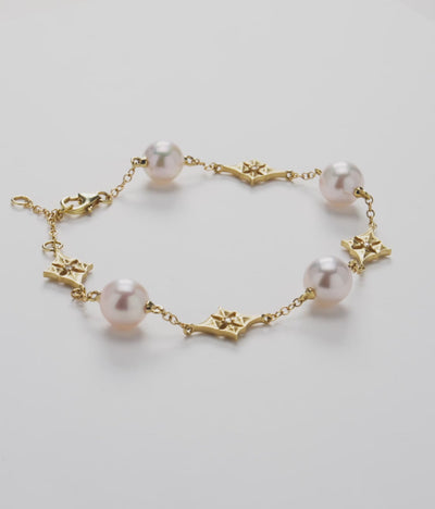 7-8" Hawaiian Quilted Star 8mm Akoya White Pearl Bracelet in Gold with Diamonds on a white turntable