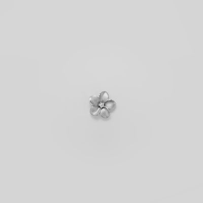 Video showcasing the 13mm Plumeria Pendant in 14k White Gold with Diamond on a turn table