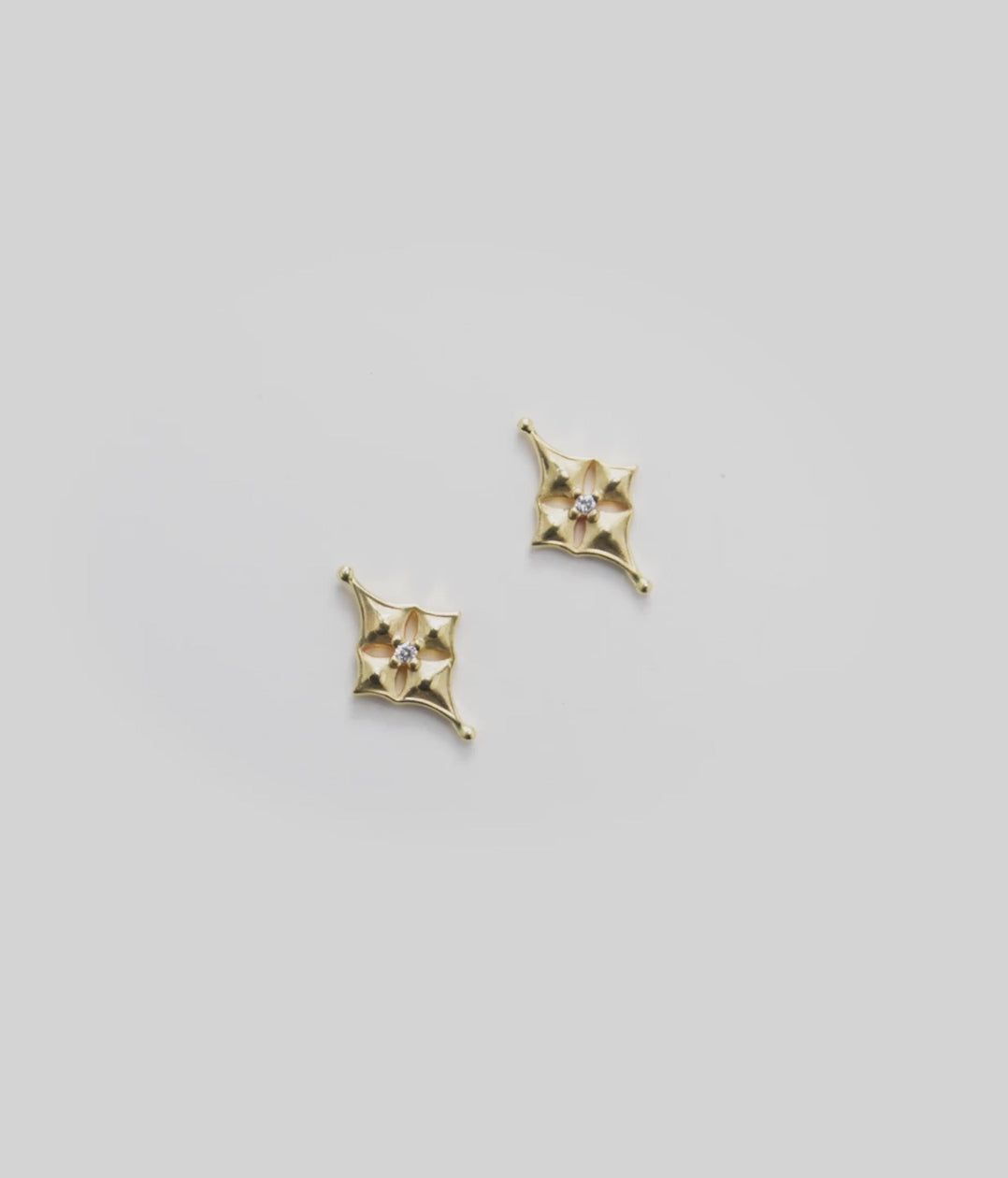 Video showcasing the Hawaiian Quilted Star Stud Earrings in Gold with Diamonds