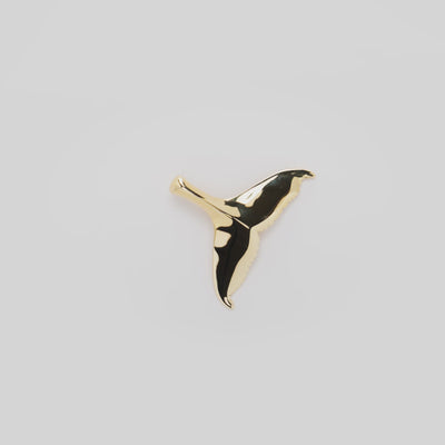 Video showcasing the 28mm Whale Tail Pendant in 14k Yellow Gold on a turn table