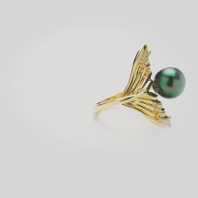 Video showcasing the Moon Mermaid Tahitian Black Pearl Ring in 14k Yellow Gold with Diamonds 