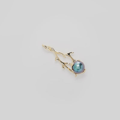 Video showcasing the Heritage Tahitian Black Pearl Pendant in 14k Yellow Gold on a turn table