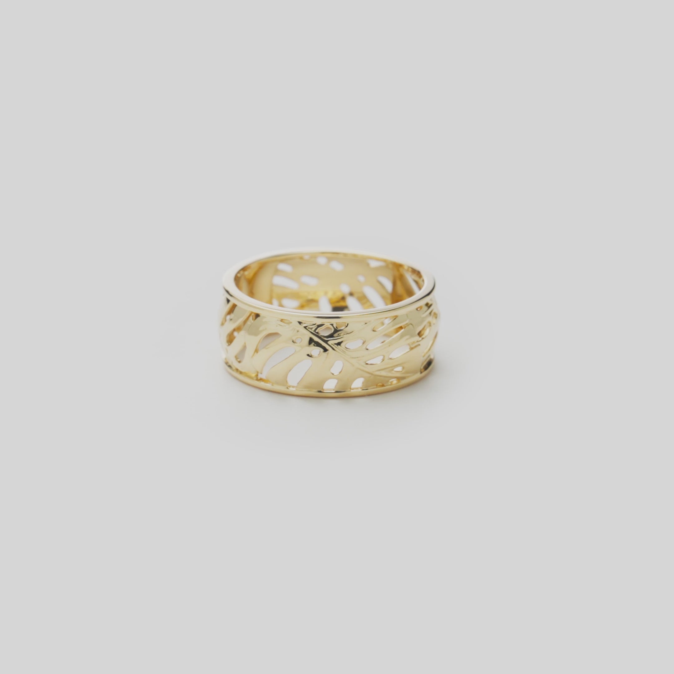 Video showcasing the 8mm Monstera Ring in 14k Yellow Gold