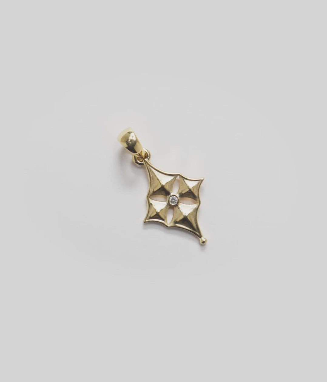 Video showcasing the Hawaiian Quilted Star Pendant in Gold with Diamond