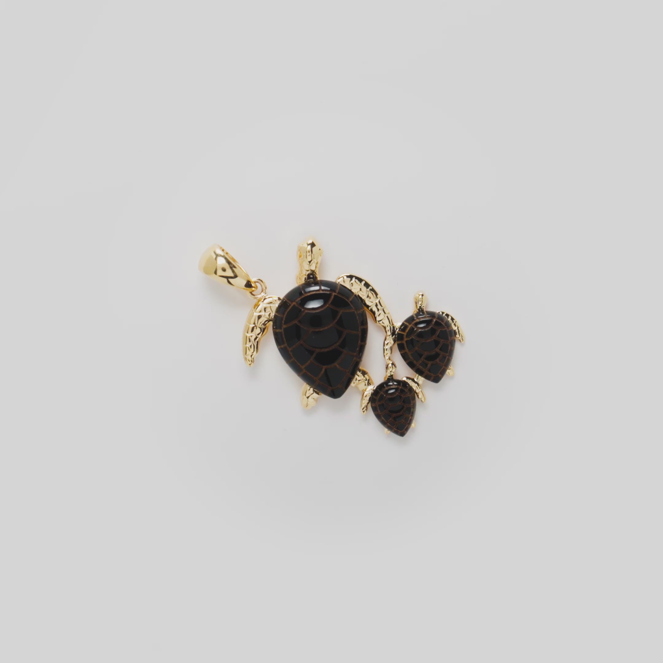 【未使用品】MAUI DIVERS 0F HAWAII黒珊瑚ペンダントトップ Honu (Sea Turtle) Family Hawaiian Black Coral Pendant in Gold - 31mm