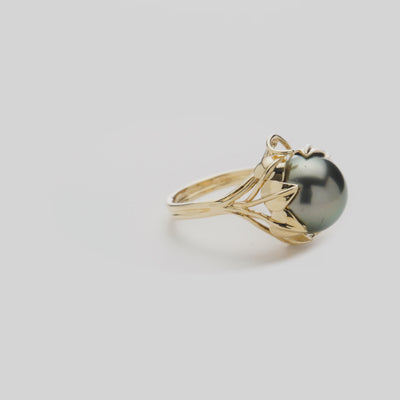 Video showcasing the Maile Leaf Tahitian Black Pearl Ring in Gold - 12-13mm