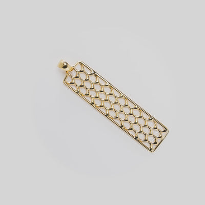 Video showcasing the 50mm Kamohoaliʻi ʻIwa Bird Feather Pendant in 14k Yellow Gold 