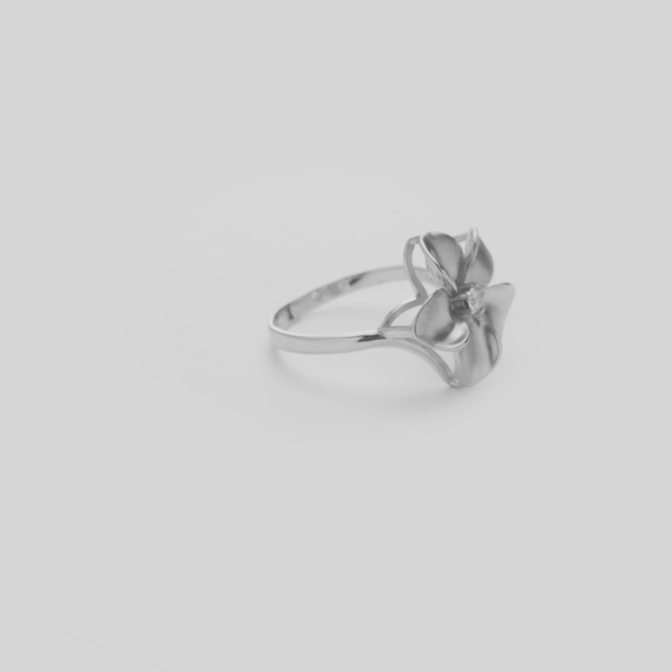 Video showcasing the Plumeria Ring in White Gold with Diamond - 16mm