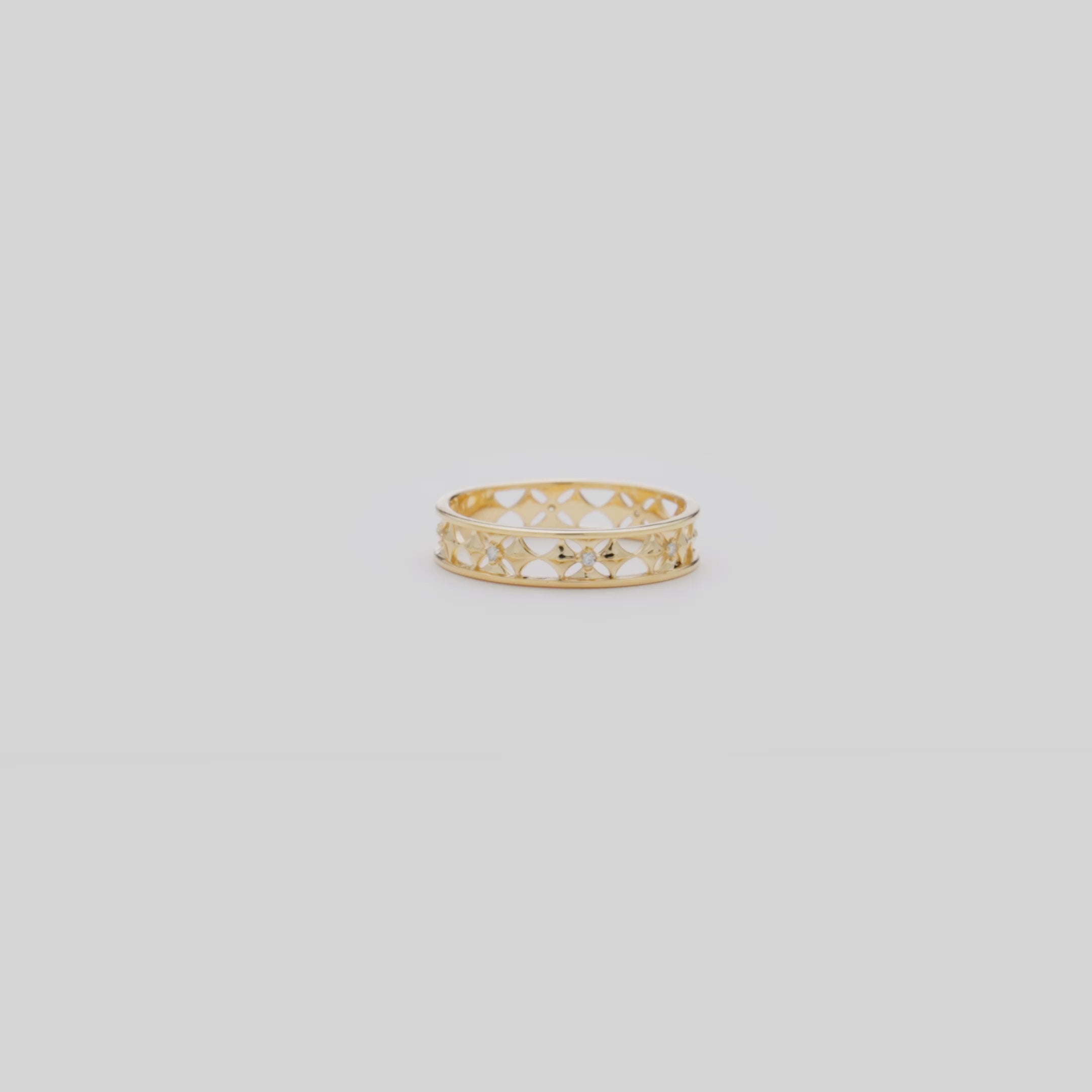 Video showcasing the 4.5mm Hawaiian Quilted Star Ring in 14k Yellow Gold with Diamonds on a turn table