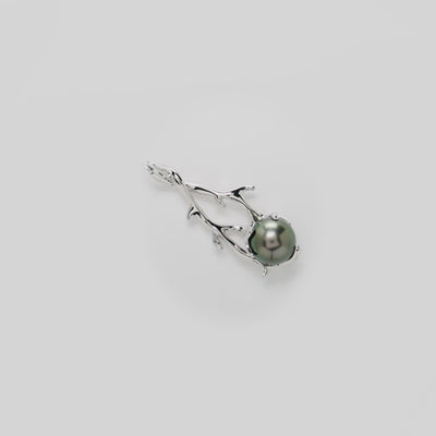 Video showcasing the Heritage Tahitian Black Pearl Pendant in 14k White Gold on a turn table