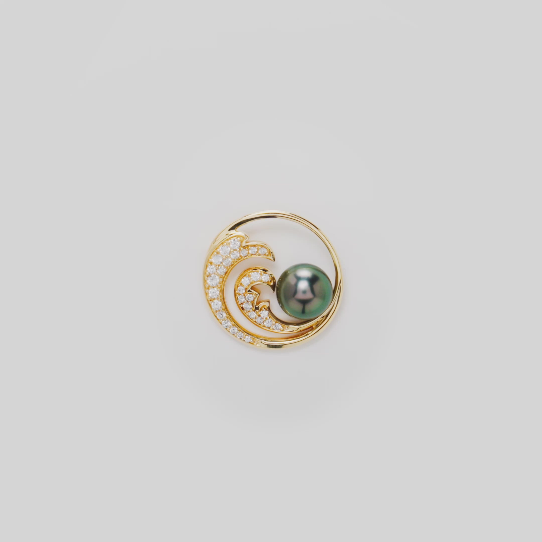 Video showcasing the Nalu Tahitian Black Pearl Pendant in 14k Yellow Gold with Diamonds on a turn table