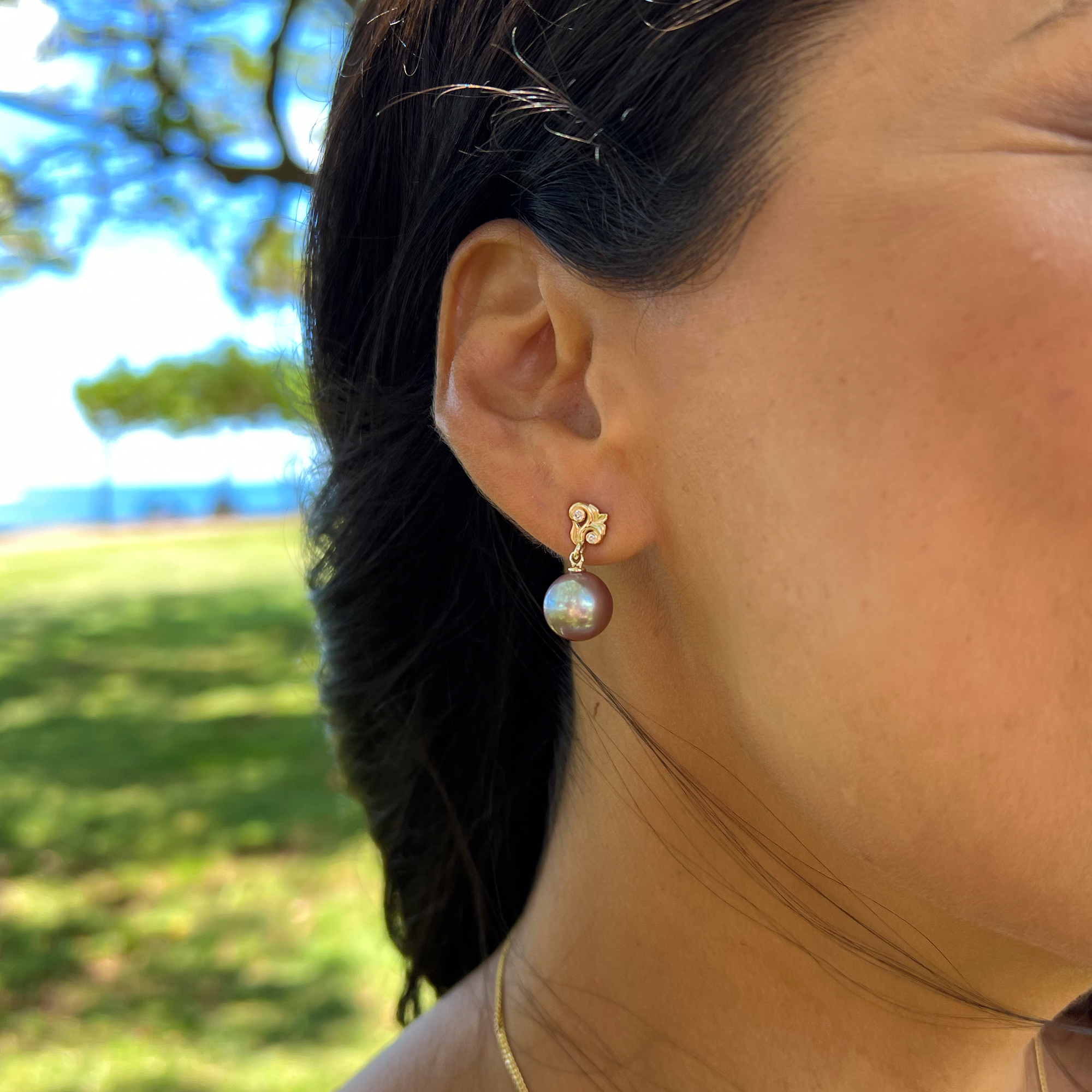 Living Heirloom Fliederfarbene Süßwasserperlen-Ohrringe in Gold mit Diamanten – 8 mm