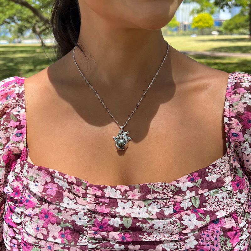 A woman's chest with a Tahitian Black Pearl Hammerhead Shark Pendant in White Gold - 9-10mm - Maui Divers Jewelry