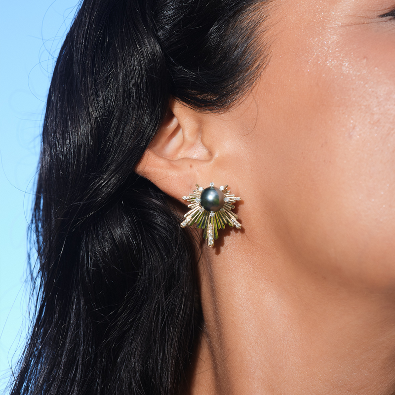 E Hoʻāla Tahitian Black Pearl Earrings in Gold with Diamonds - 23mm
