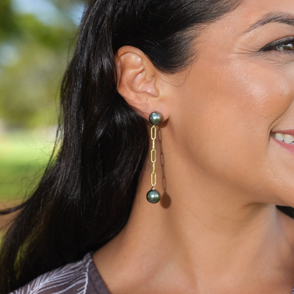A womanʻs ear with Tahitian Black PEarl Paperclip Chain Earrings in Gold - 9-11mm - Maui Divers Jewelry