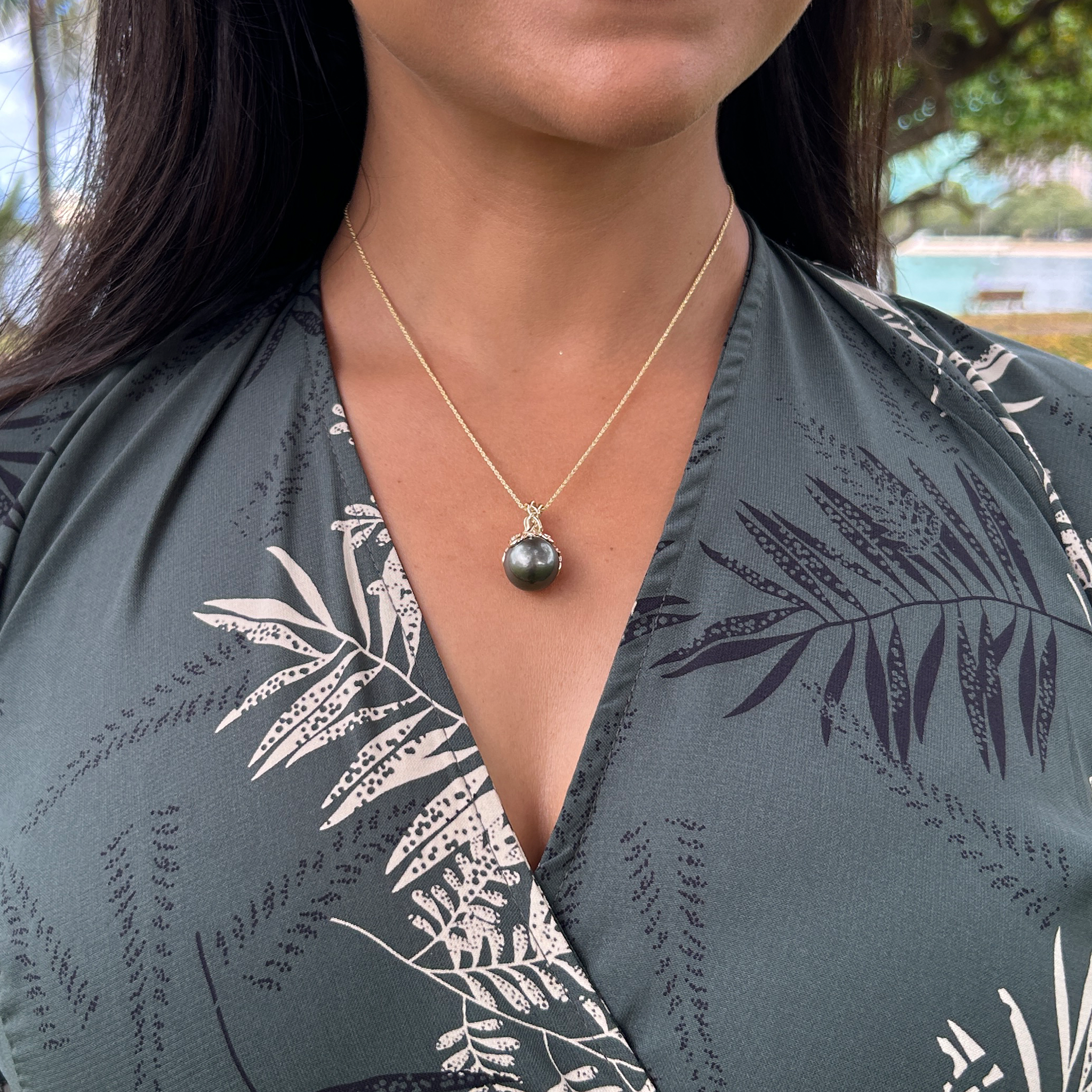 Living Heirloom Anhänger mit schwarzer Tahitiperle in Gold mit Diamanten – 14–15 mm