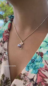 Pearls in Bloom Plumeria-Lavendel-Süßwasserperlen-Anhänger in zweifarbigem Gold mit Diamanten – 25 mm