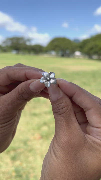 Video of a woman's hand wearing a Plumeria Ring in Gold with Diamond - 13mm-Maui Divers Jewelry