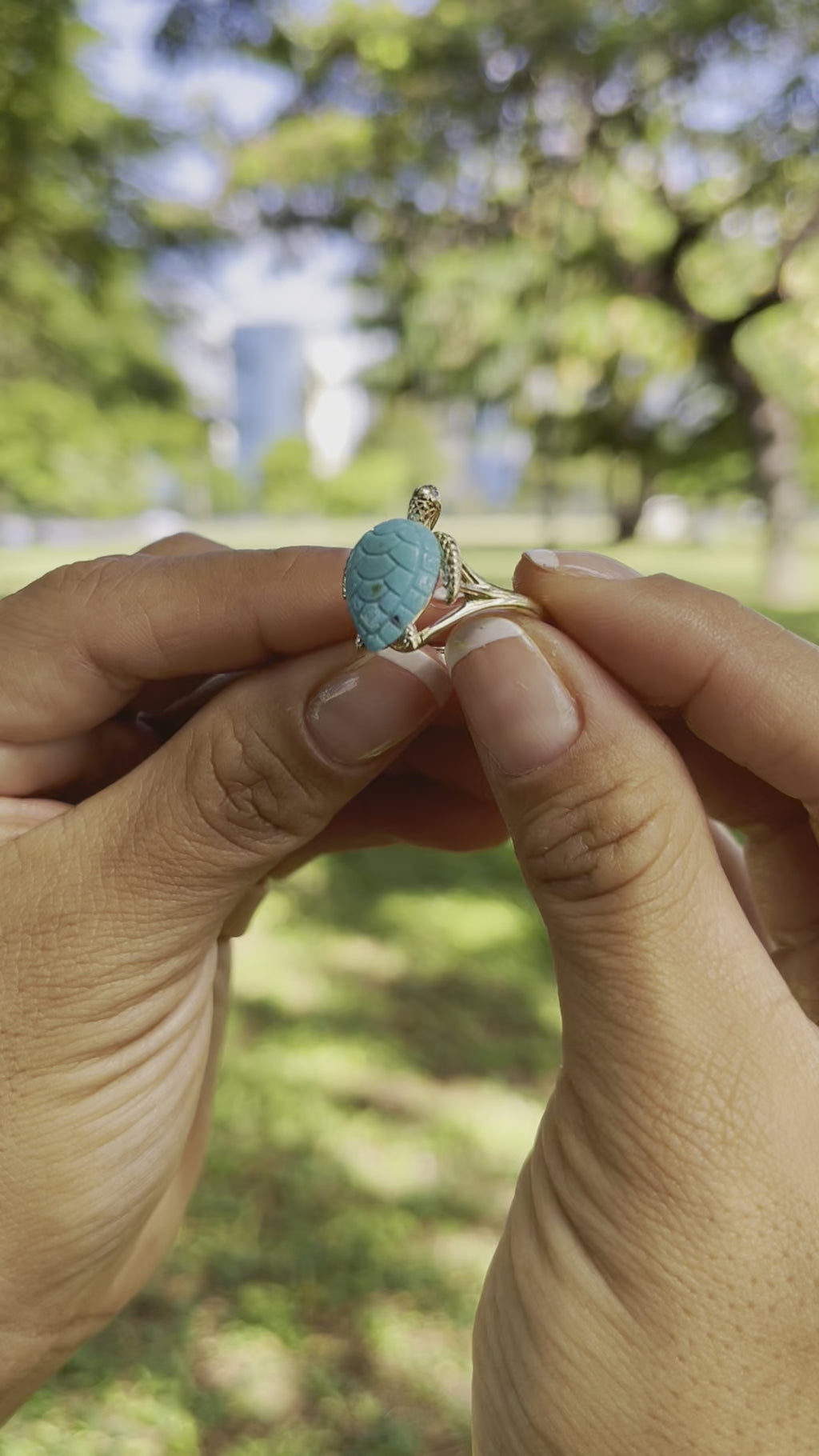 Video of a woman's hand wearing a Honu Turquoise Ring in Gold - 18mm - Maui Divers Jewelry